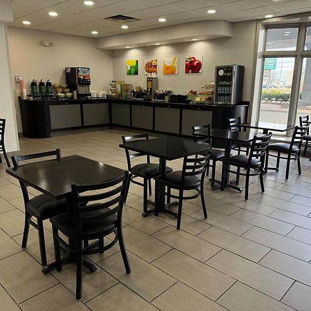宴会中心品质套房酒店 利沃尼亚 外观 照片