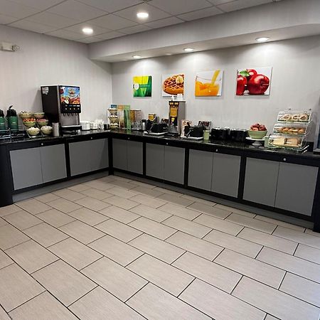 宴会中心品质套房酒店 利沃尼亚 外观 照片