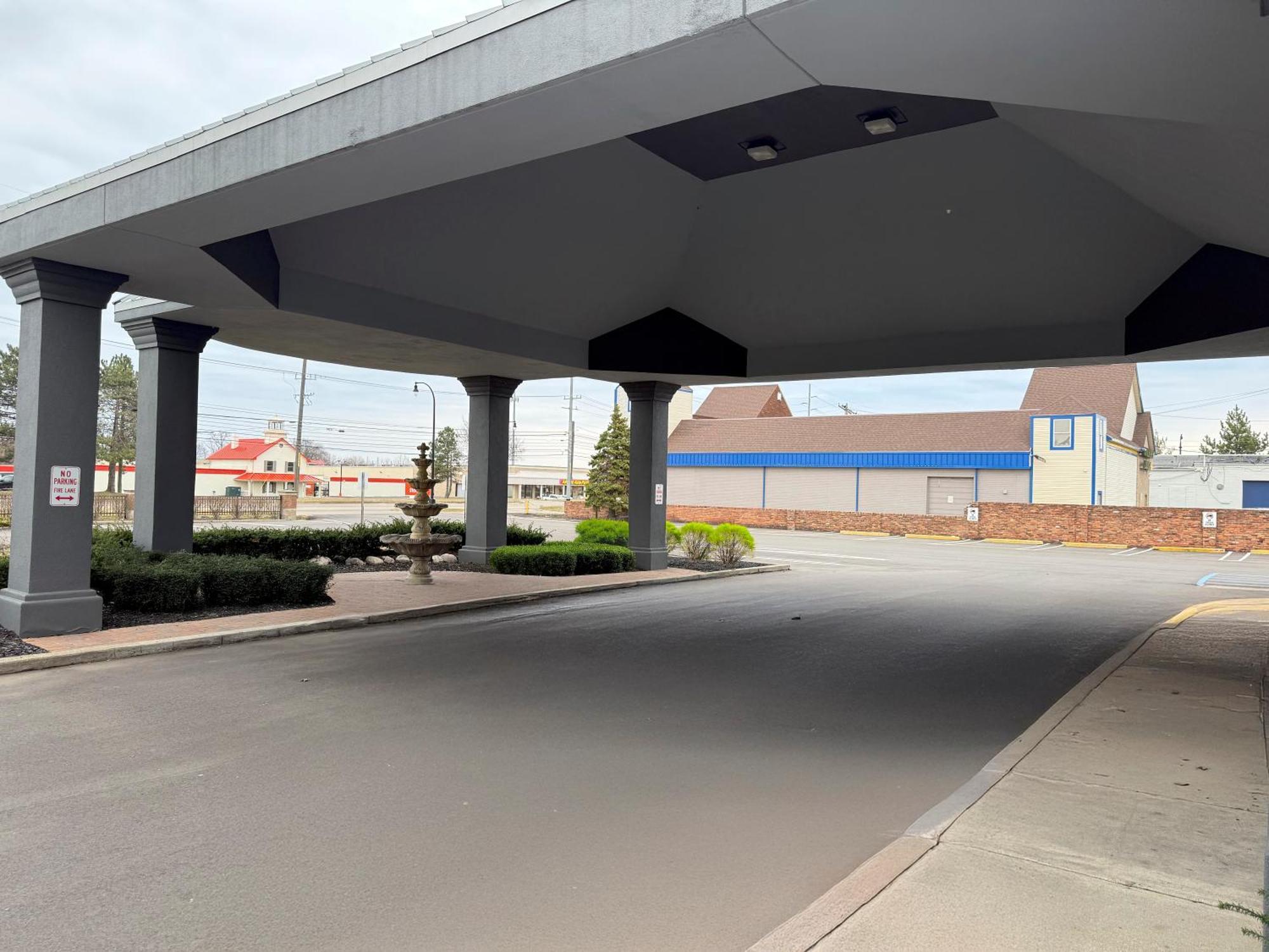 宴会中心品质套房酒店 利沃尼亚 外观 照片