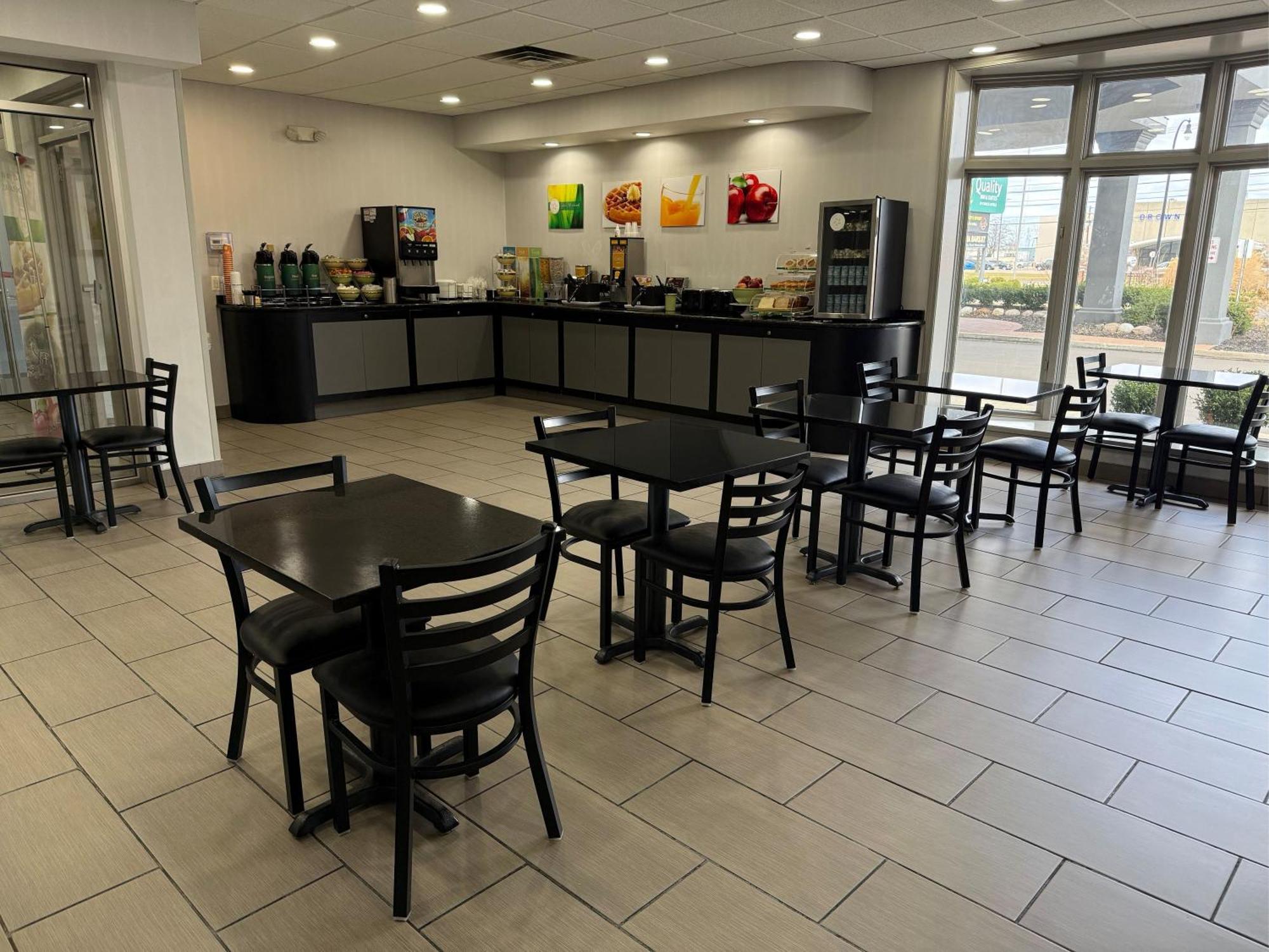 宴会中心品质套房酒店 利沃尼亚 外观 照片